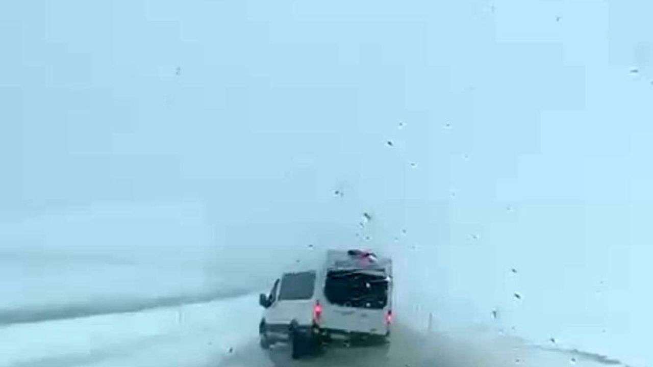Siirt'te minibüsün kıl payı atlattığı kaza anları kamerada