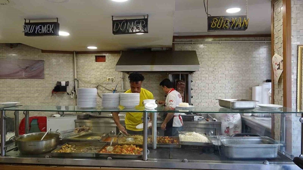 Siirt’te Nijeryalı öğrenci Micheal, lokantada çalışarak tercümanlık eğitimini sürdürüyor