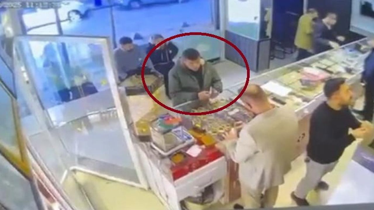 Siirt'te öldürülen kadının çalınan altınlarının kuyumcuda bozulduğu anlar güvenlik kamerasında