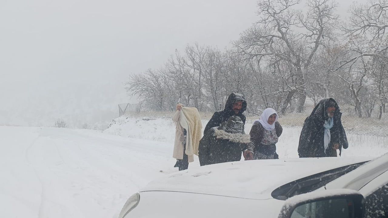 Siirt'te olumsuz hava koşullarında mahsur kalan araçlar ve ambulans kurtarıldı