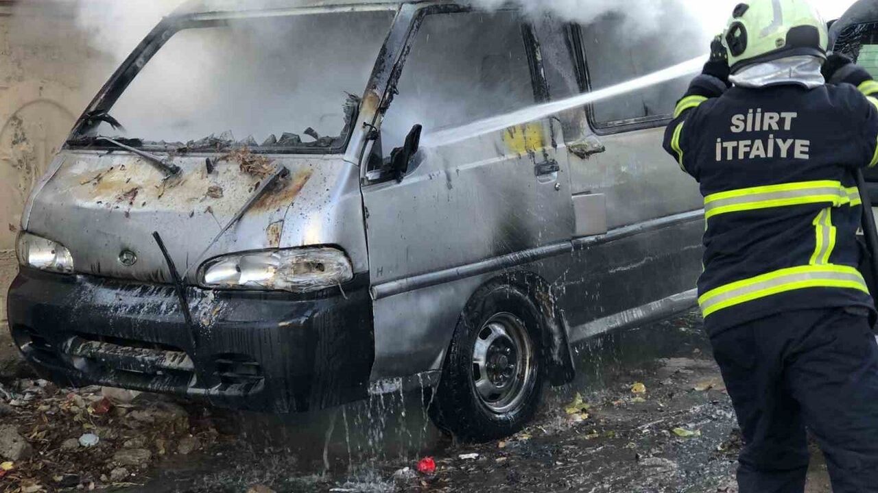 Siirt’te park halindeki kamyonet yandı; itfaiye müdahalesiyle yangın söndürüldü