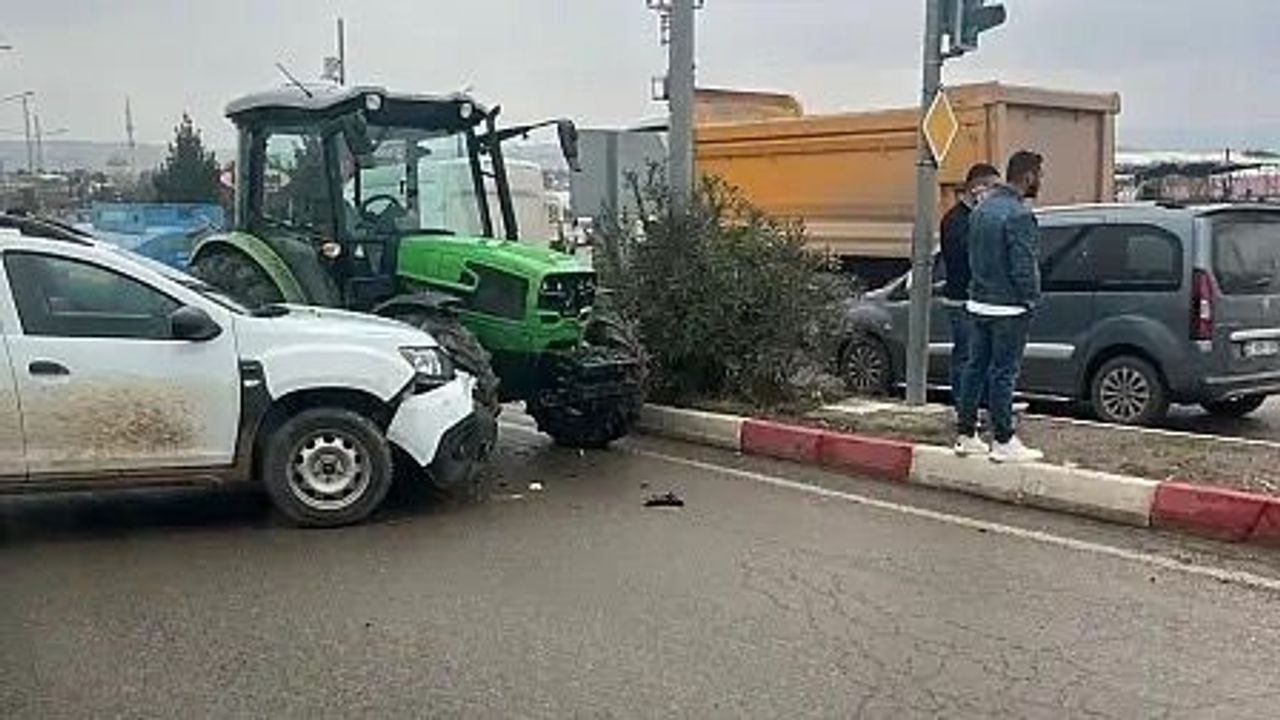 Siirt'te traktör ile otomobil çarpıştı: ölen ya da yaralanan yok