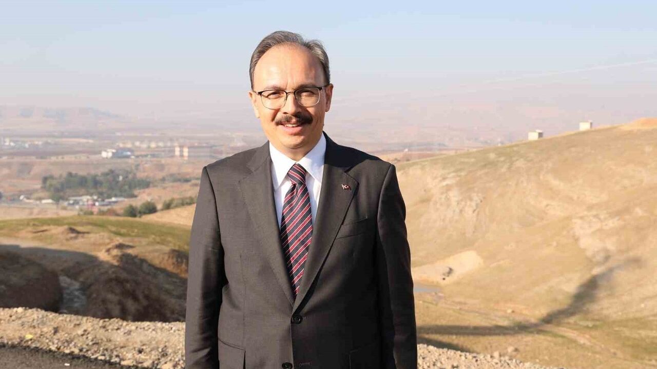 Siirt’te Vali Kemal Kızılkaya bir yılda 111 km asfaltla cumhuriyet tarihindeki ağı ikiye katladı