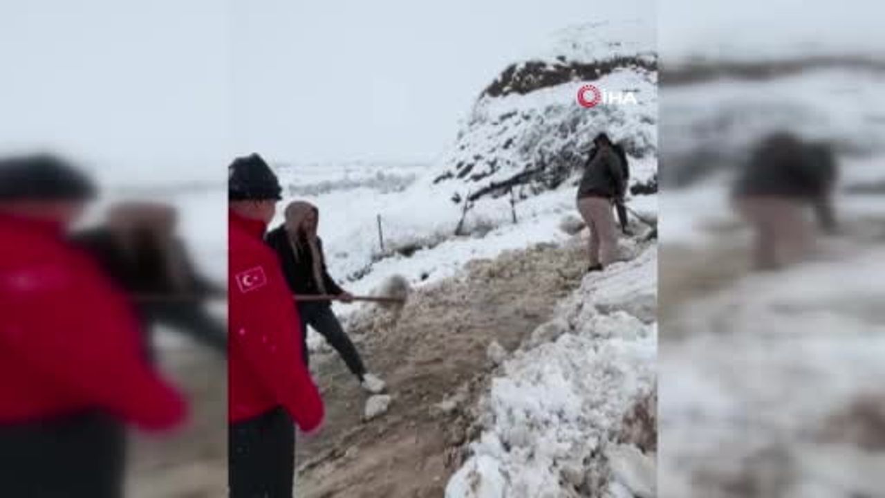 Siirt'te yoğun kar nedeniyle mahsur kalan diyaliz hastası UMKE tarafından kurtarıldı