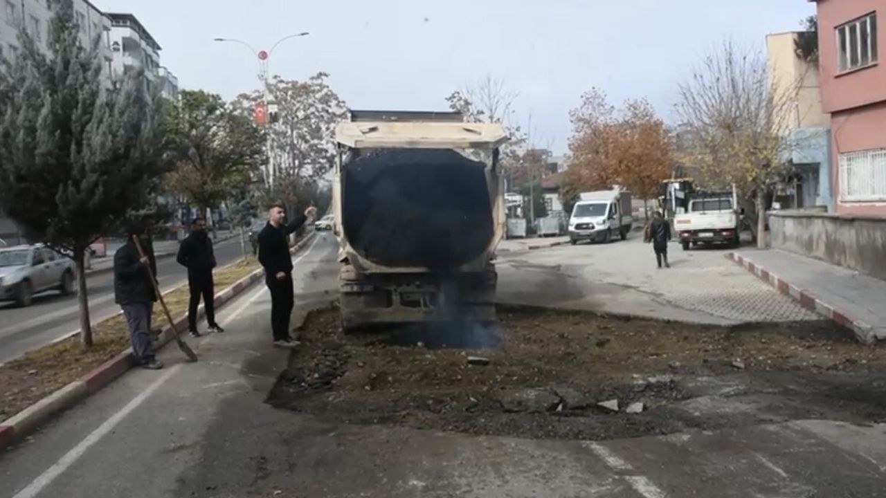 Siirt'te Yol Bakım Seferberliği: Asfalt ve Parke Taşı Onarımları Sürüyor