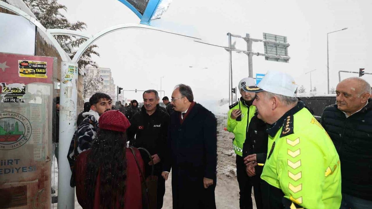 Siirt Valisi Kızılkaya Kezer'de karla mücadele çalışmalarını yerinde denetledi