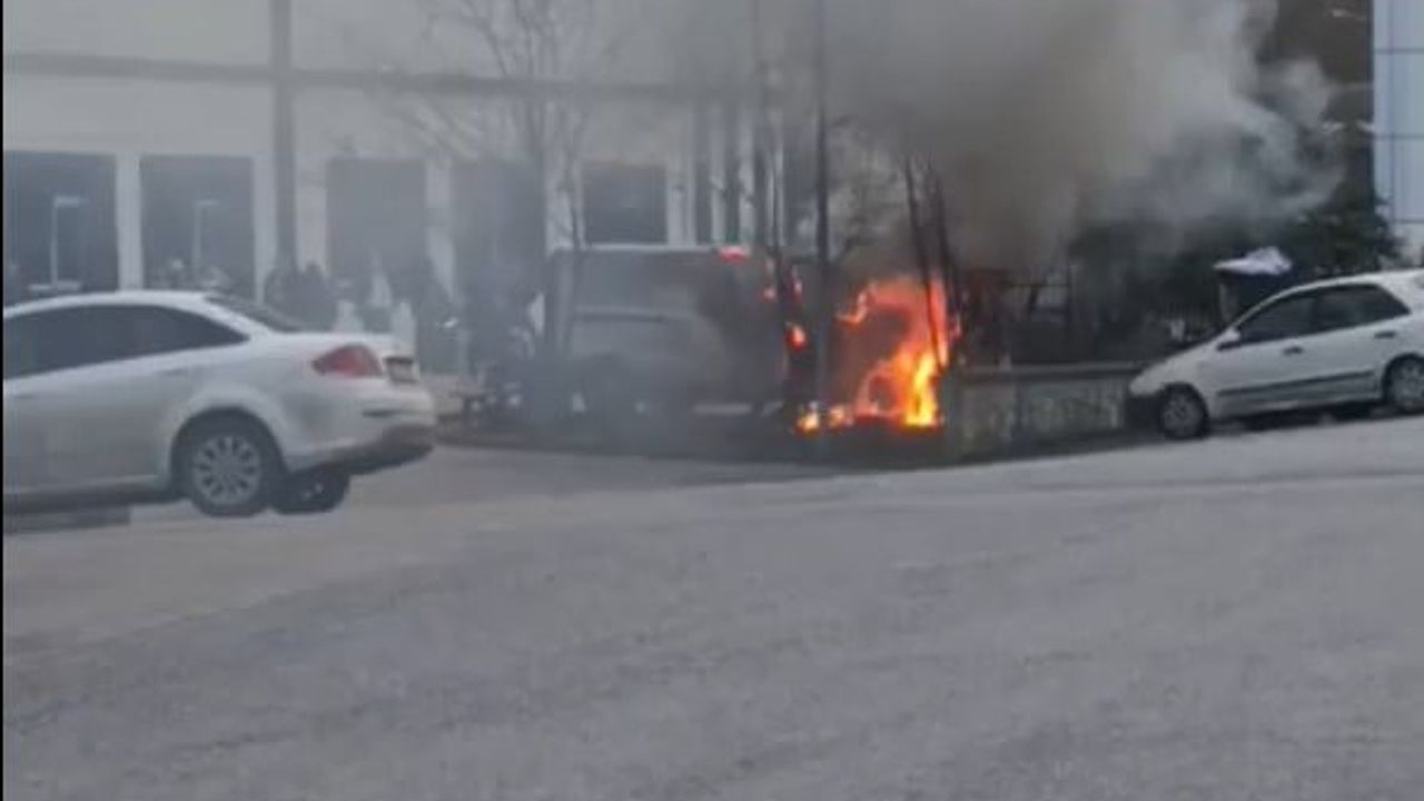 Şile'de Seyir Halindeki Araç Motorunda Yangın: Şile Devlet Hastanesi Önünde Maddi Hasar