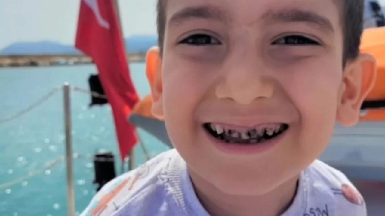 Silifke'de ev yangınında hayatını kaybeden iki kardeş aynı tabutta defnedildi