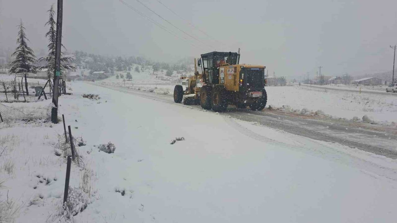 Silifke'nin yüksek kesimlerinde karla mücadele sürüyor