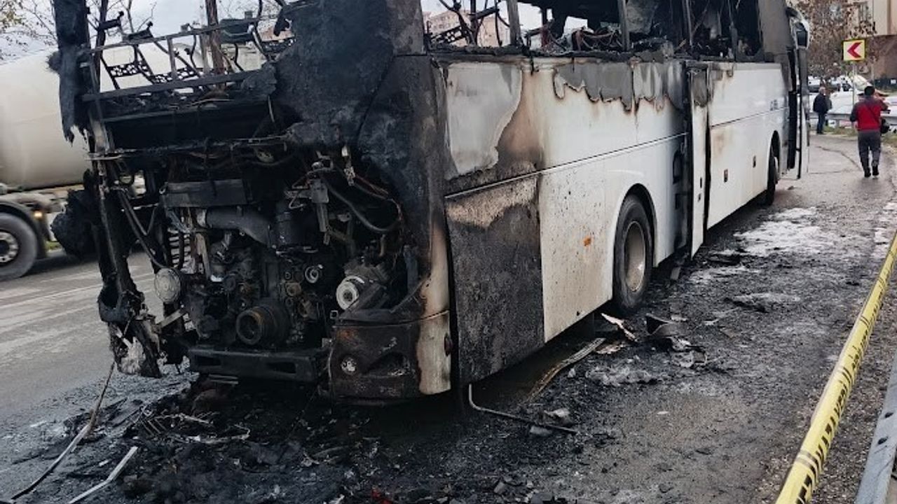 Silivri'de işçi servisinde yangın: D100 bağlantı yolunda araç kullanılamaz hale geldi