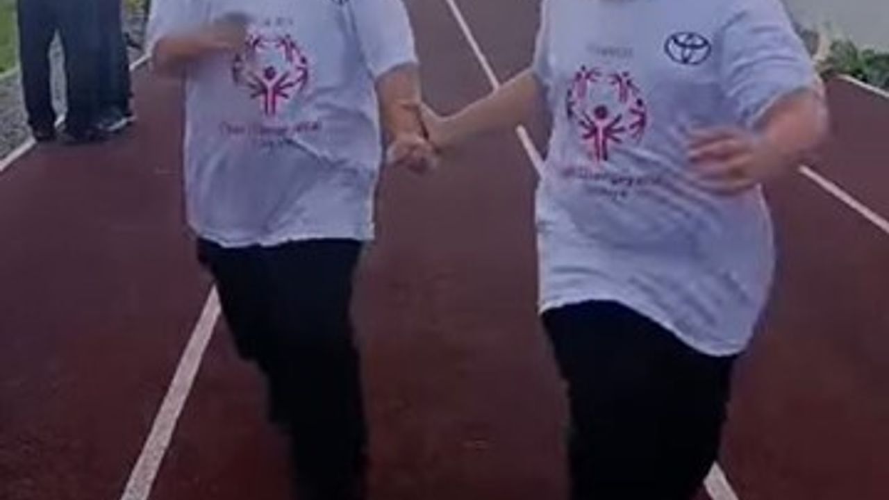 Silivri'de okul koşusunda dayanışma: Özel eğitim öğrencisi arkadaşını bekleyip birlikte bitiş çizgisini geçti