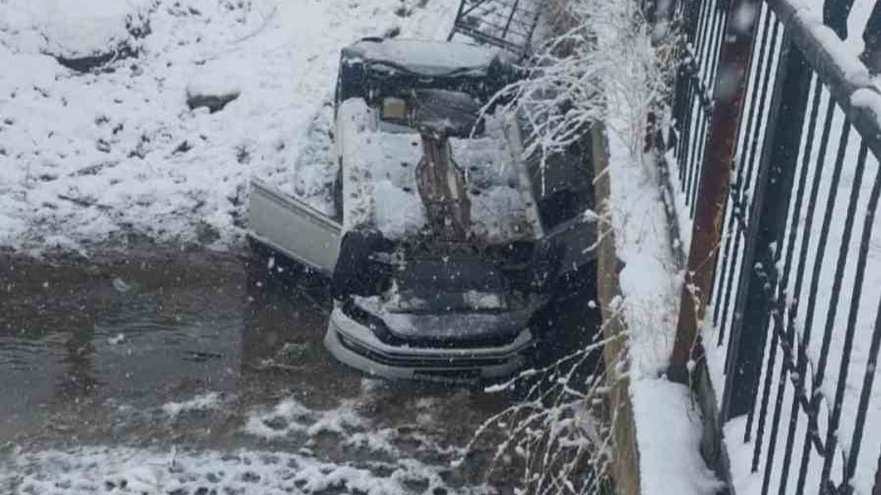 Silvan'da otomobil köprüden dereye düştü: 2 yaralı, birinin durumu ağır