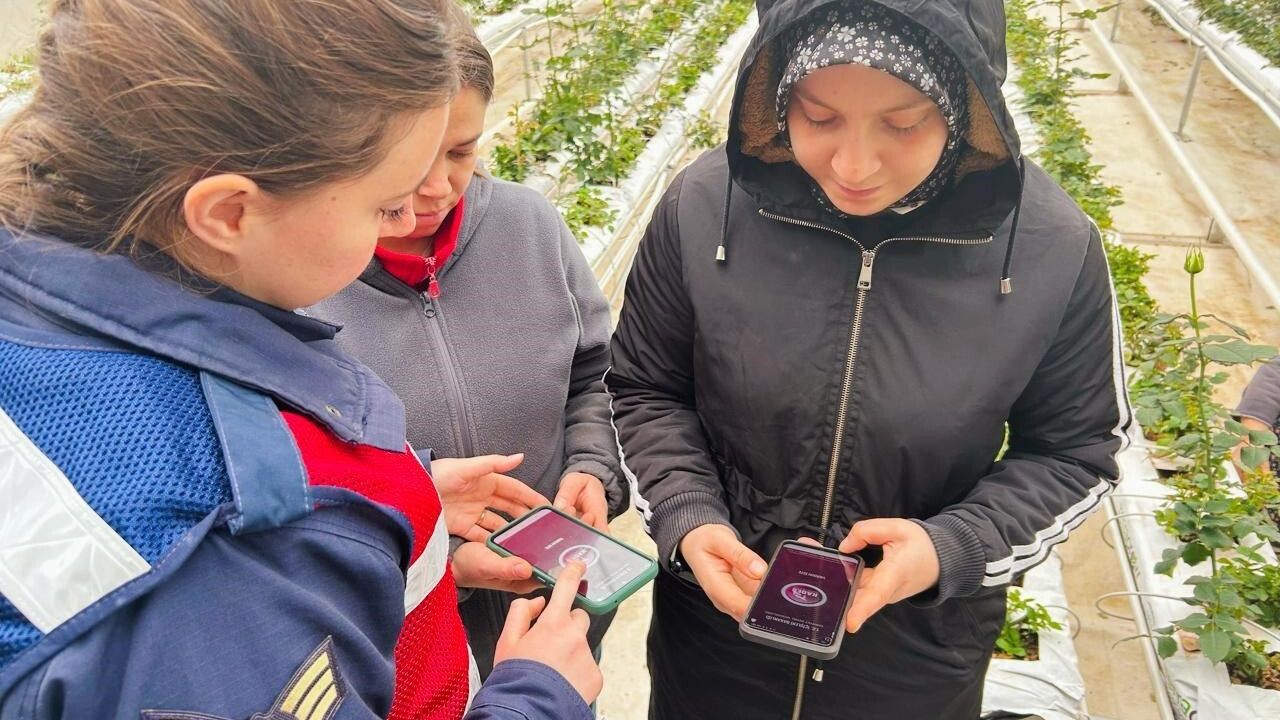 Simav Çitgöl'de serada çalışan 54 kadına KADES tanıtımı