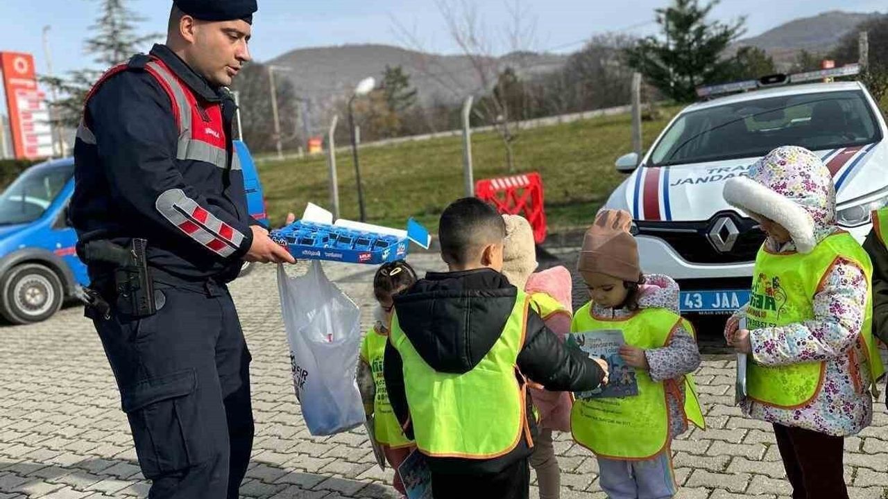 Simav'da Hisar Anaokulu Öğrencilerine Jandarmadan Temel Trafik Eğitimi