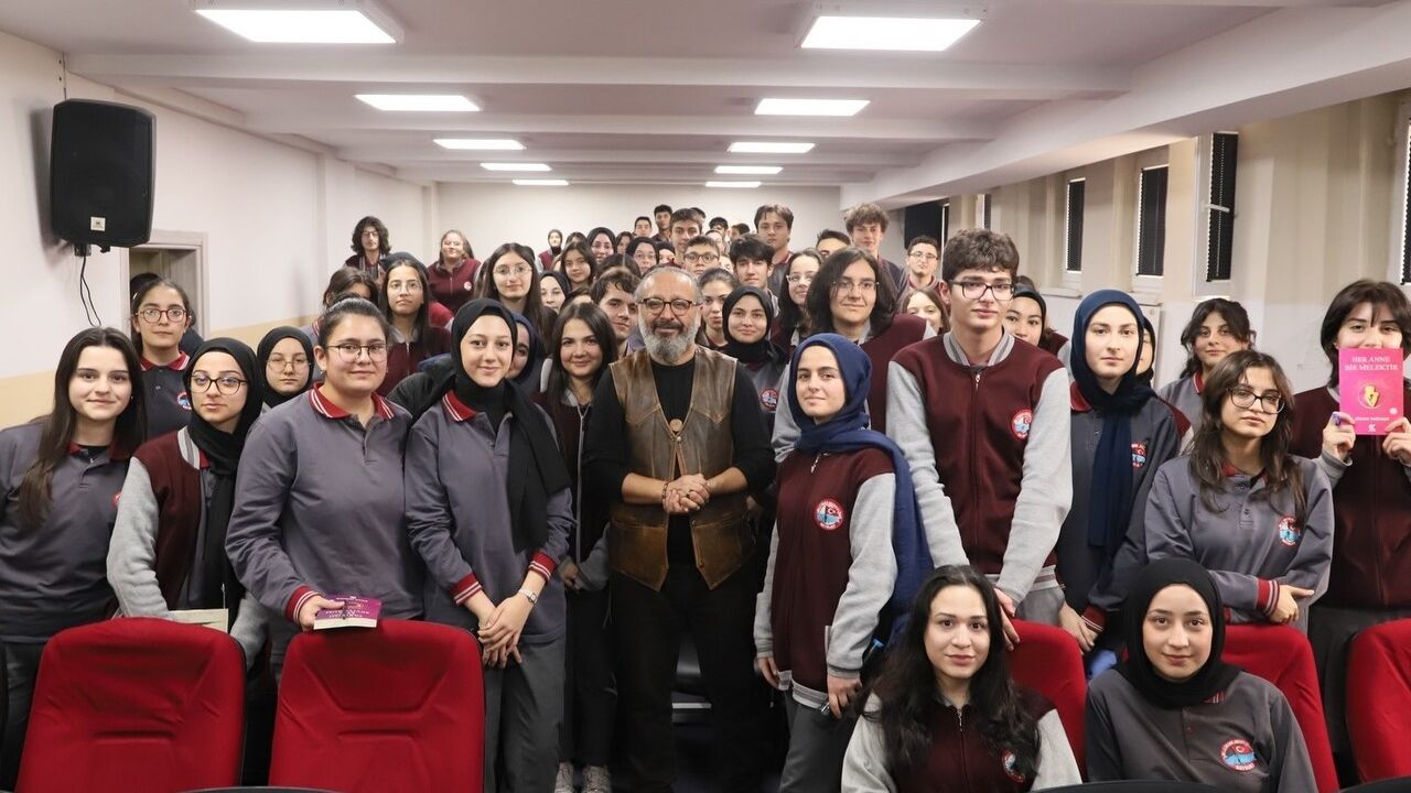 Sinan Yağmur Bayburt Millî İrade Anadolu Lisesi'nde gençlere hayata dair mesajlar verdi