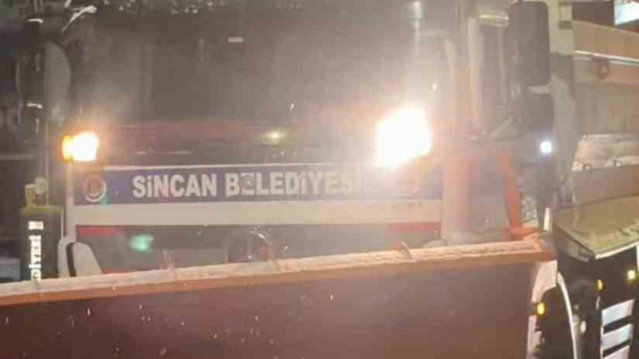 Sincan Belediyesi kar teyakkuzunda: 19 araç ve 115 personelle karla mücadele