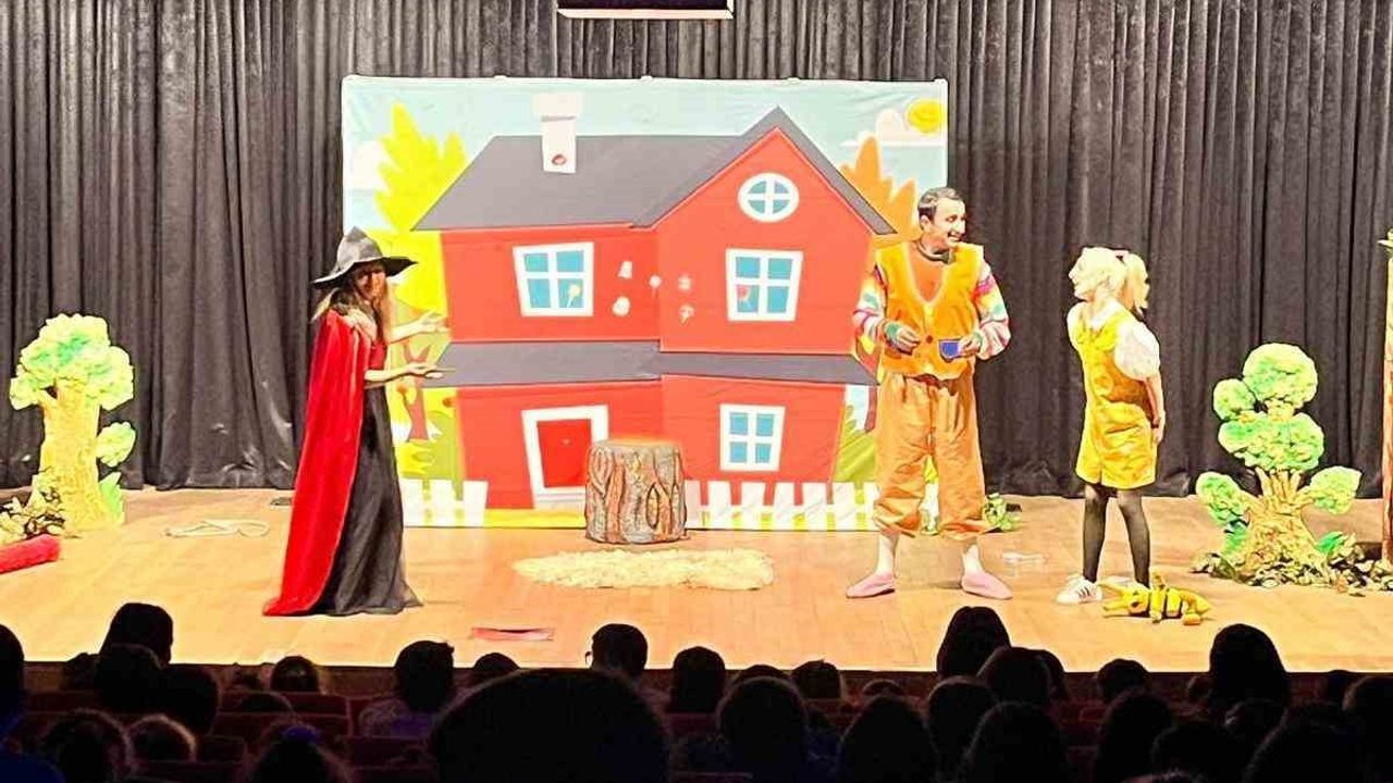 Sincan Belediyesi’nin Hafta Sonu Tiyatro Günleri Lale Konferans ve Tiyatro Salonu’nda devam ediyor