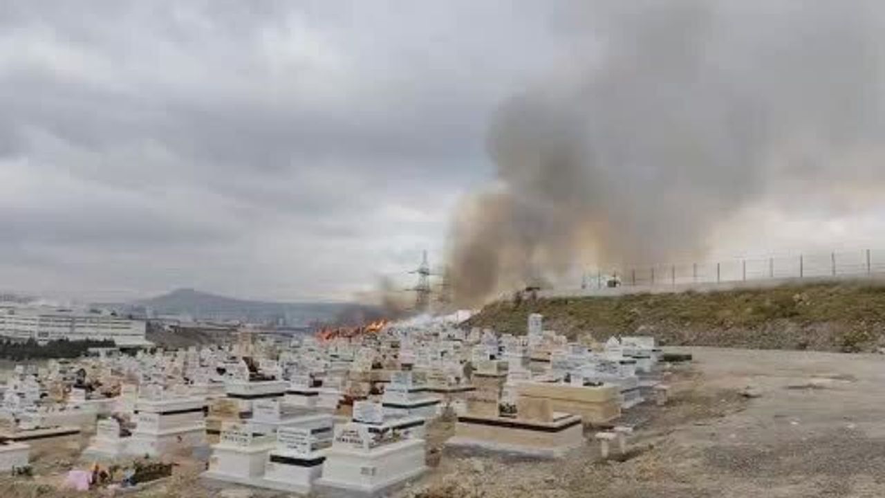 Sincan'da Çimşit Mezarlığı yakınındaki arazi yangını itfaiye tarafından söndürüldü