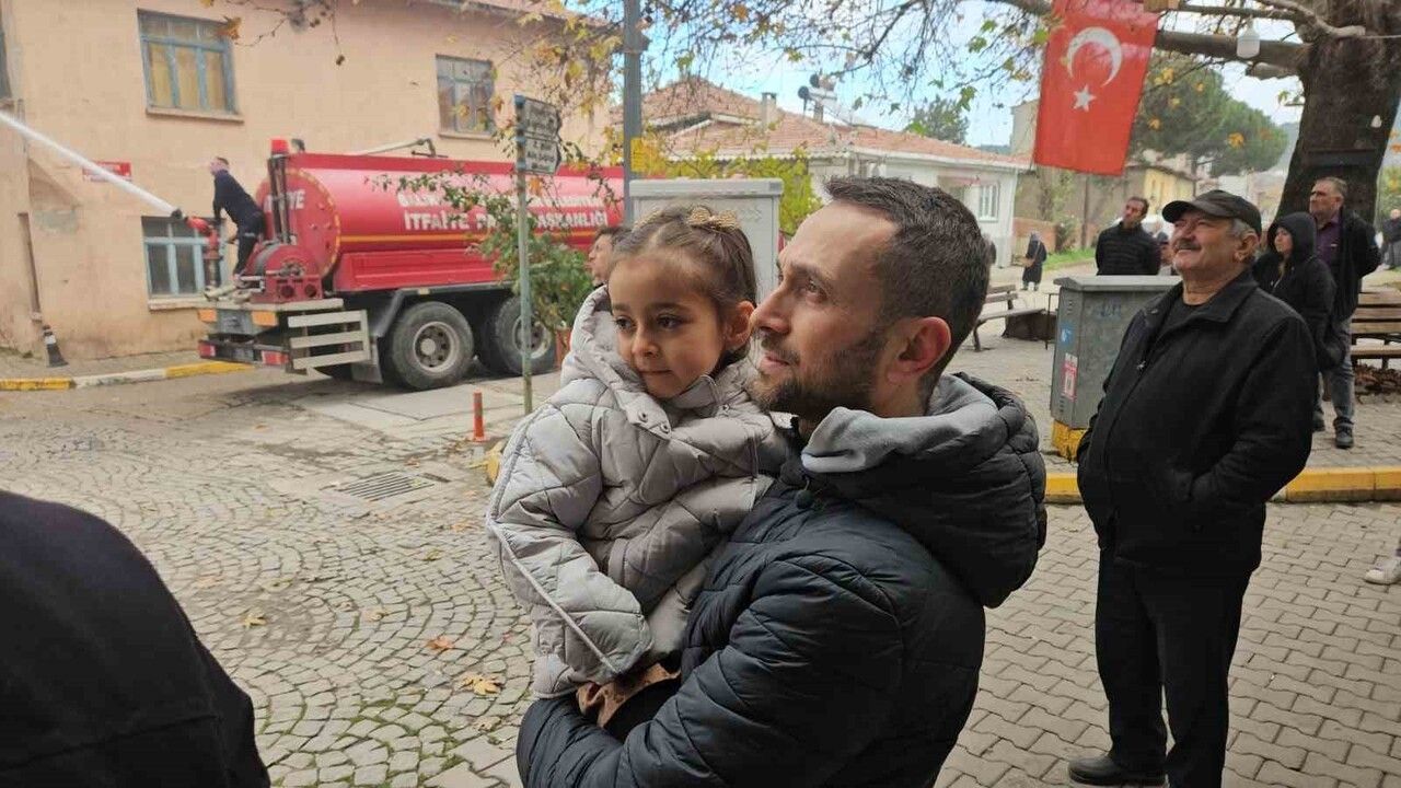 Sındırgı'da 27 Ekim Depremi sonrası ağır hasarlı binaların kontrollü yıkımı sürüyor