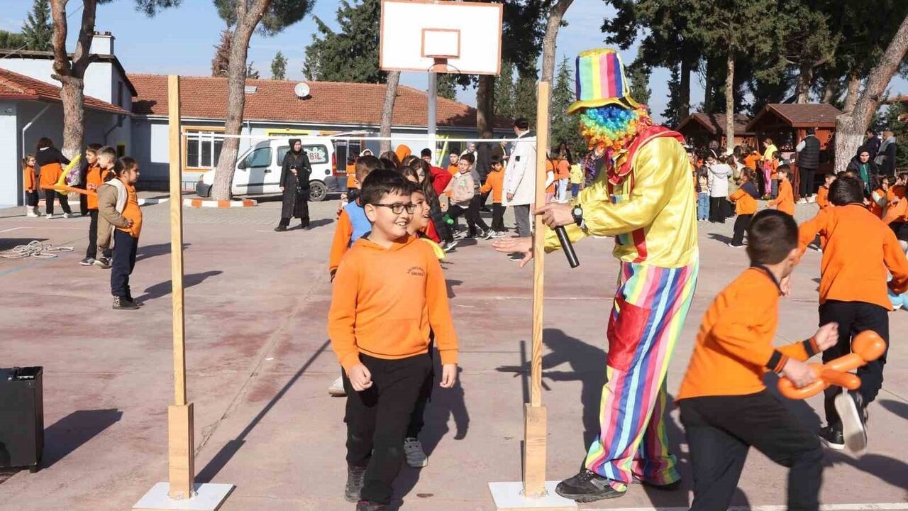 Sındırgı'da deprem sonrası öğrencilere moral etkinliği