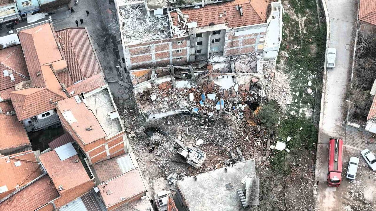 Sındırgı’da depremin ardından bin 153 ağır hasarlı yapının yıkımı sürüyor