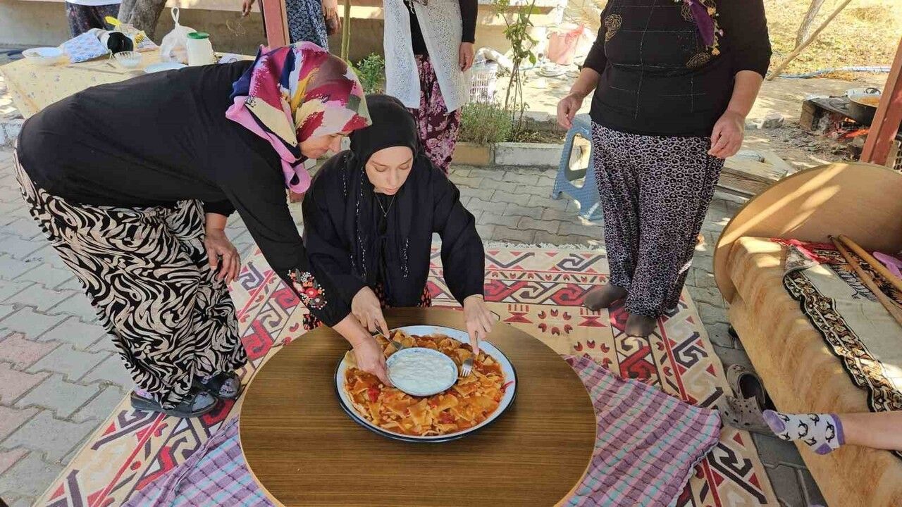 Sındırgı'da İmece Geleneği: Kocakonak Mahallesi'nde Tarhana Bezdirmesi