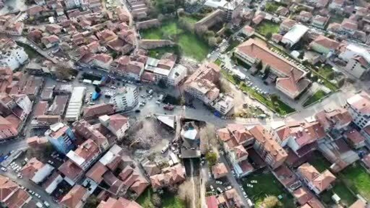 Sındırgı'da kontrollü yıkım sırasında konteyner dükkan enkaz altına düştü — Operatörün dikkati olası faciayı önledi