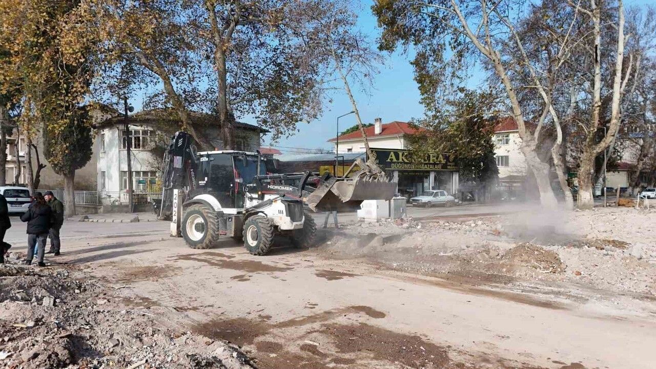 Sındırgı’da kontrollü yıkımlar tamamlandı, temizlik ve yol düzenleme çalışmaları sürüyor