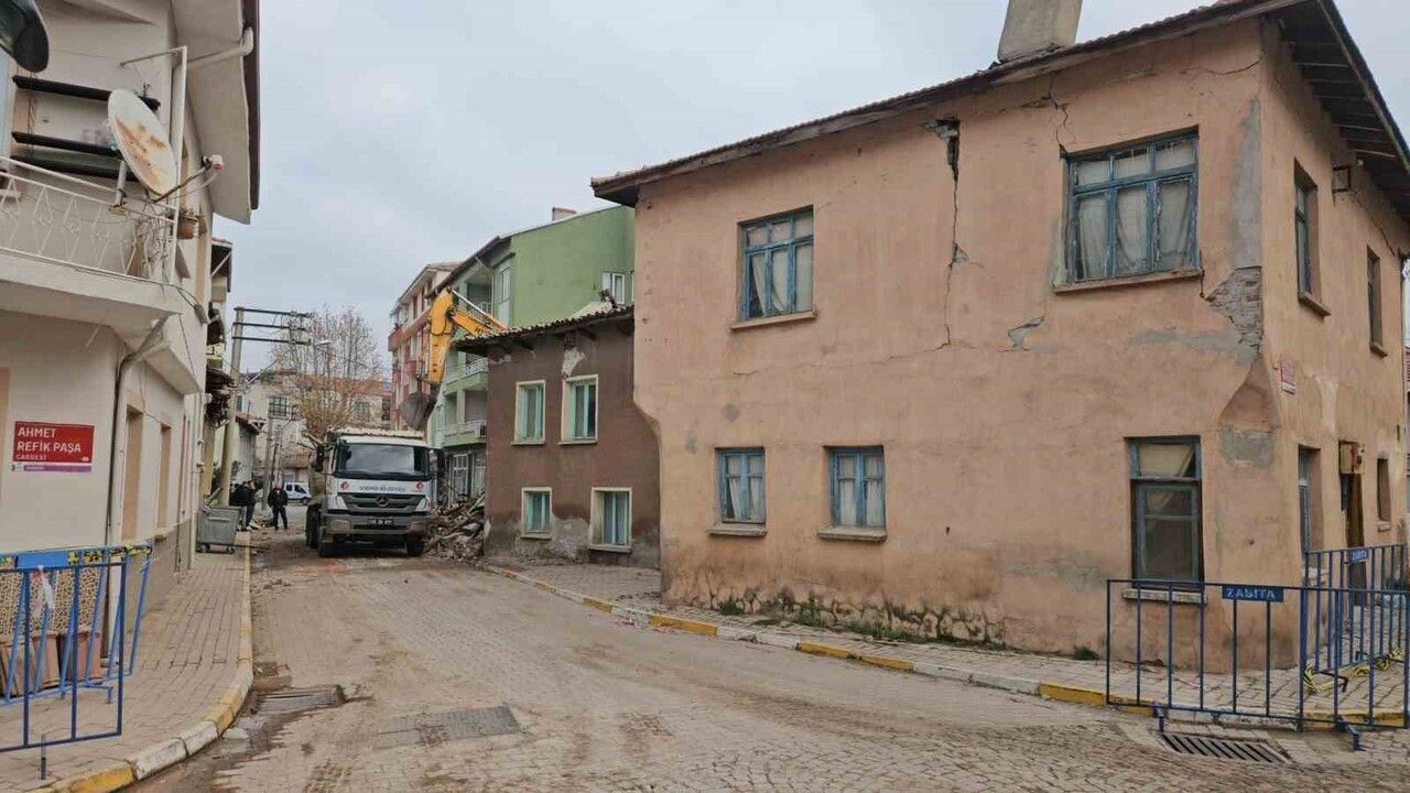 Sındırgı’da kontrollü yıkımlarla deprem hasarları gideriliyor