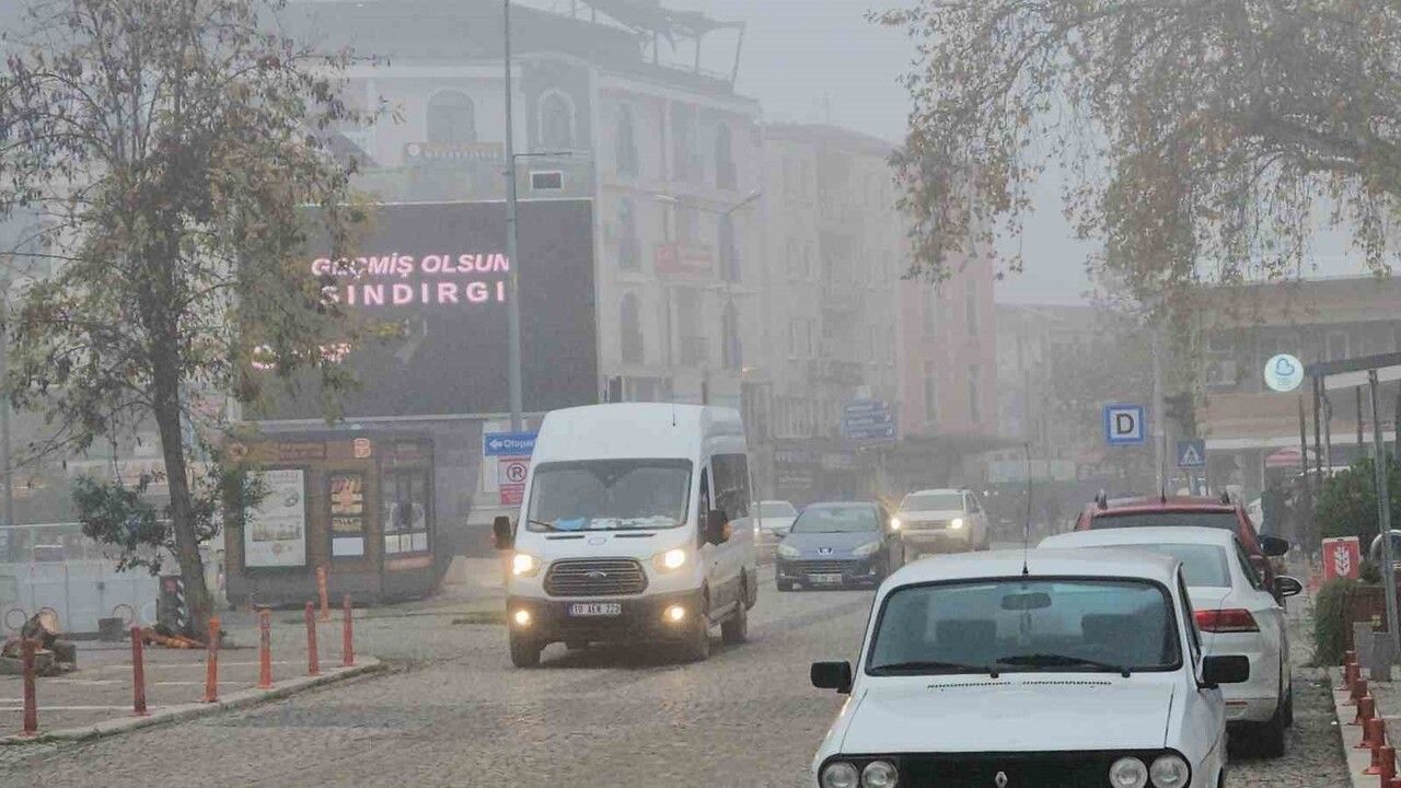 Sındırgı'da Yoğun Sis Ulaşımı Zora Soktu
