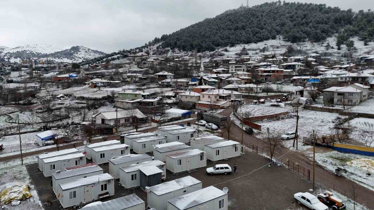 Sındırgı Kertil Mahallesi'nde kar ve buzlanma yaşamı etkiledi