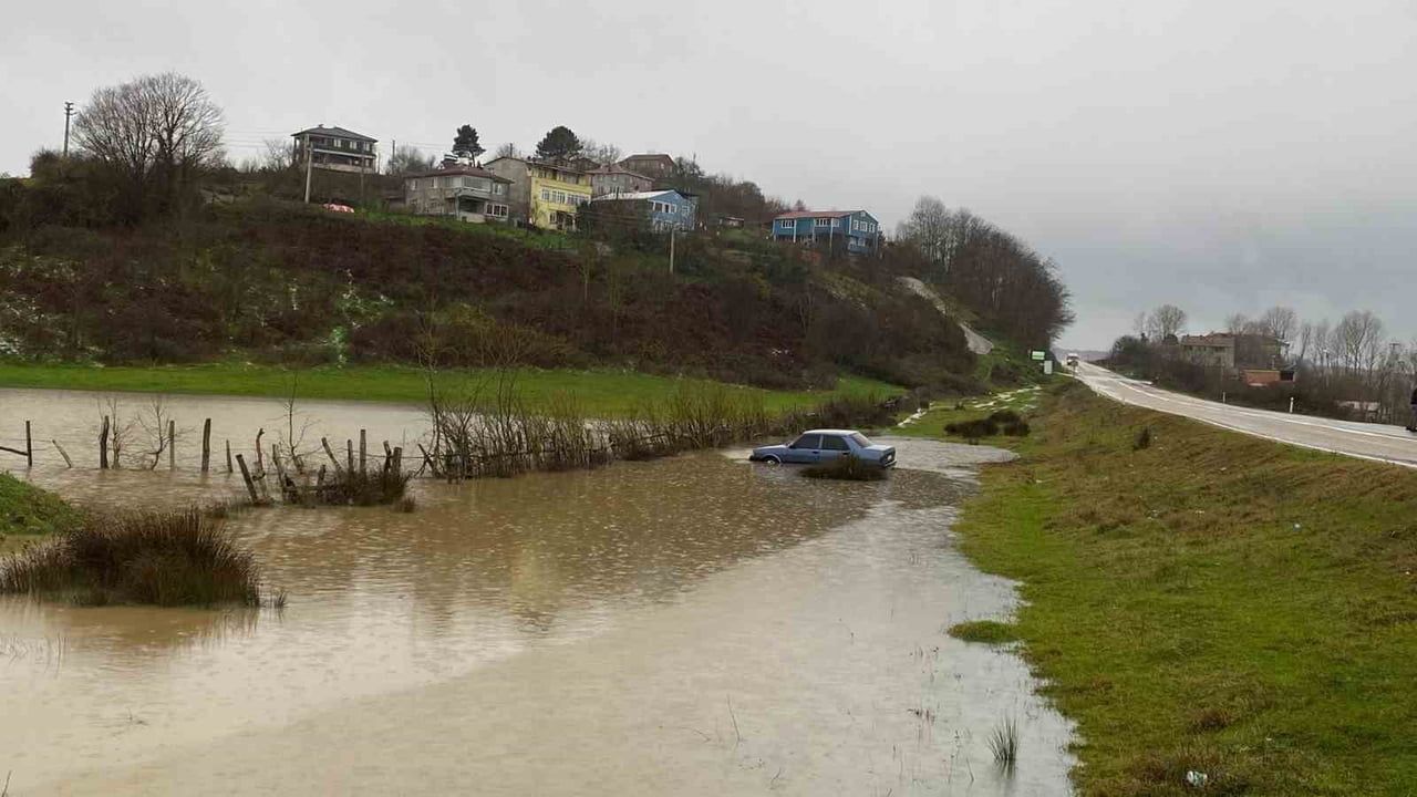 Sinop-Ayancık yolunda su birikintisine giren otomobil şarampole saplandı