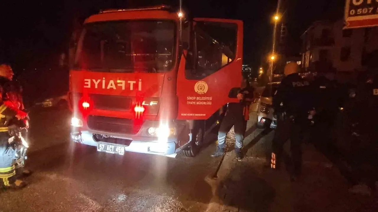 Sinop Korucuk'ta kömürlüğünde çıkan yangın itfaiye tarafından söndürüldü