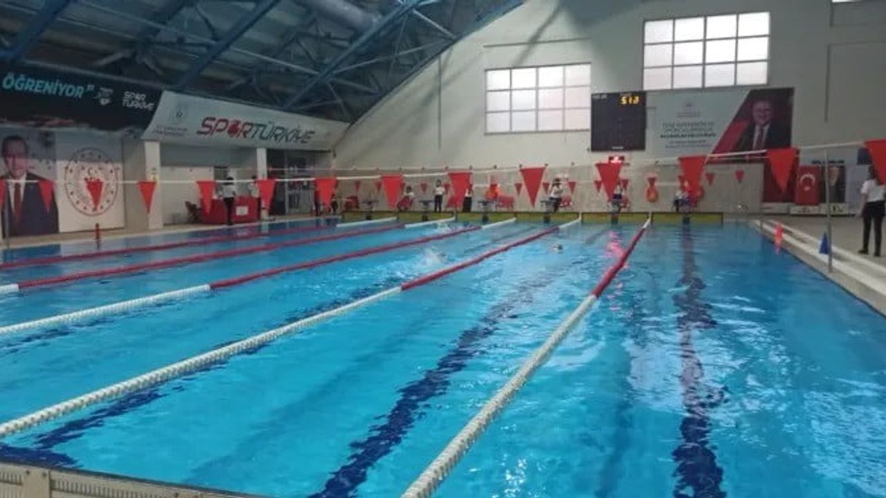 Sinop’ta 7-8-9 Yaş Yüzme İl Birinciliği: Minikler Kıyasıya Yarıştı