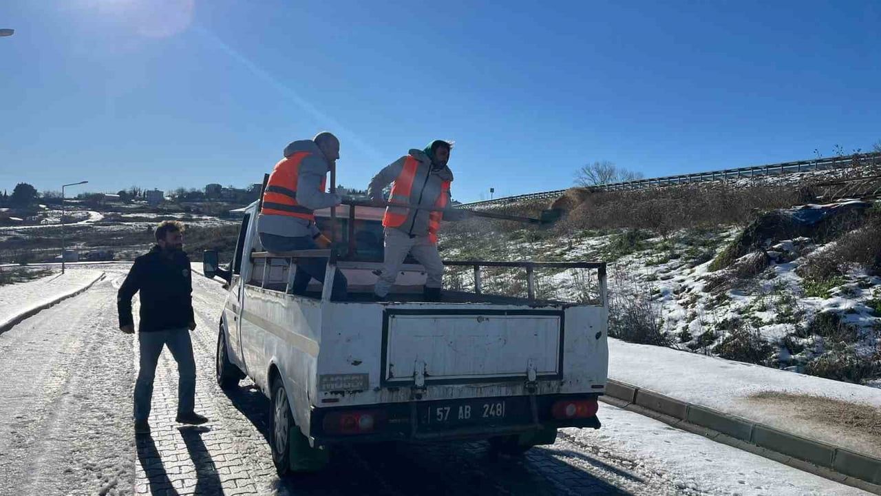 Sinop'ta belediye ekipleri 'kürekli' tuzlama ile buzlanma riskine müdahale etti