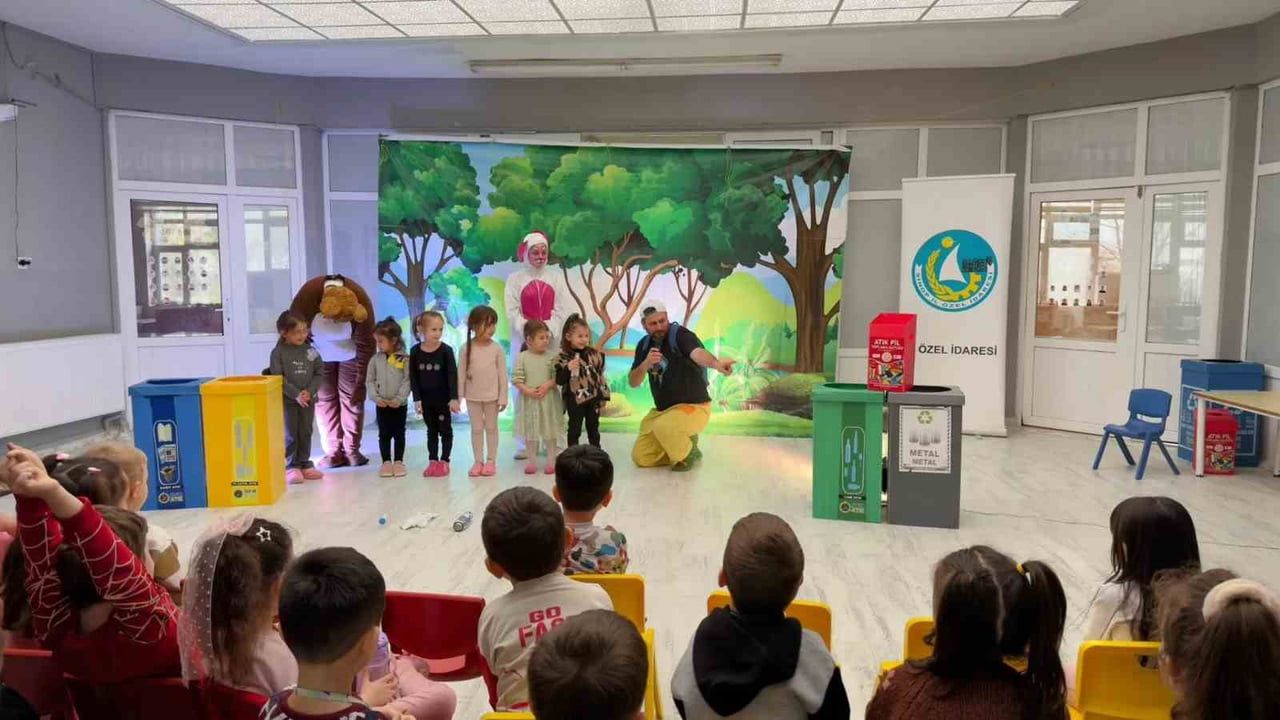 Sinop'ta Bora Geri Dönüşüm Yolunda Tiyatrosu Gerze ve Erfelek'te 2 Bin Öğrenciyle Buluştu