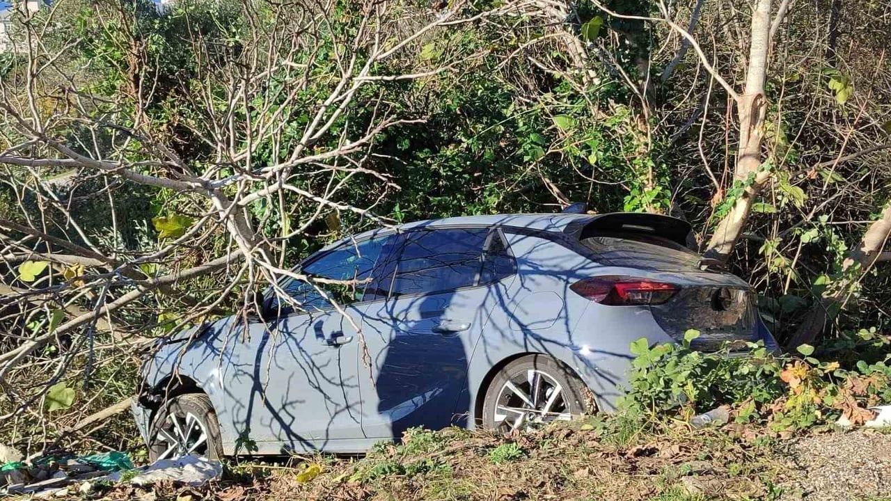 Sinop'ta kontrolden çıkan otomobil ağaçlık alana devrildi: sürücü yaralandı