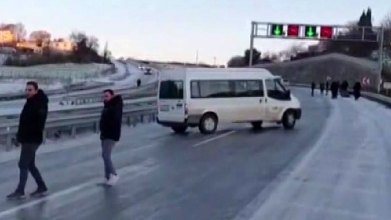 Sinop’ta Lala Mevkiinde Aşırı Buzlanma Trafiği Aksattı