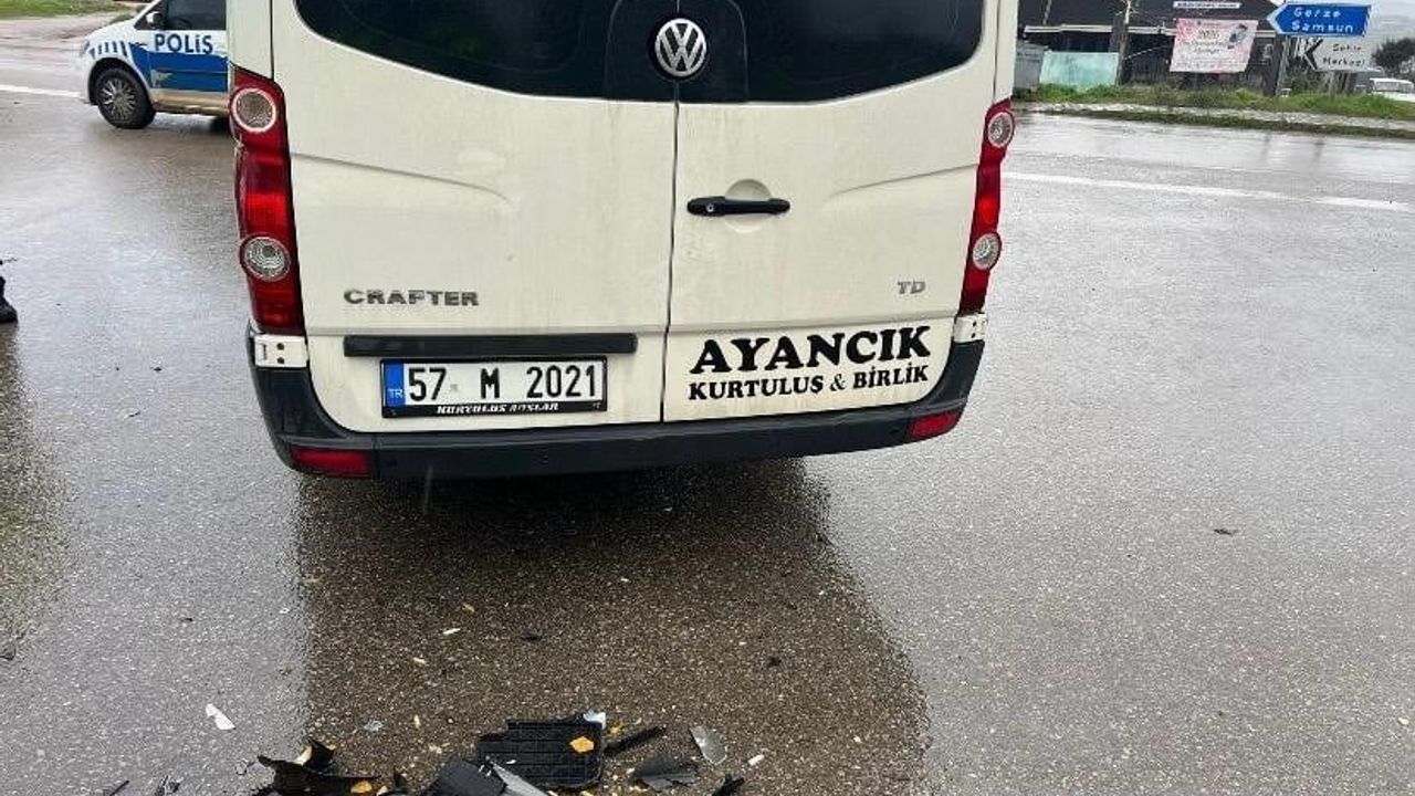 Sinop’ta Otogar Kavşağında Motosiklet ile Minibüs Çarpıştı: 1 Yaralı