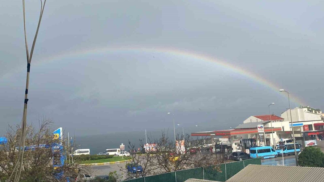 Sinop'ta sabah sağanağının ardından kent genelinde görülen çift gökkuşağı