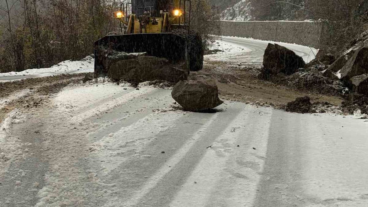 Sinop'ta Türkeli Düzler-Celaller Grup Yolunda Heyelan: Yol Kısa Süreliğine Kapandı, Ekipler Müdahale Etti