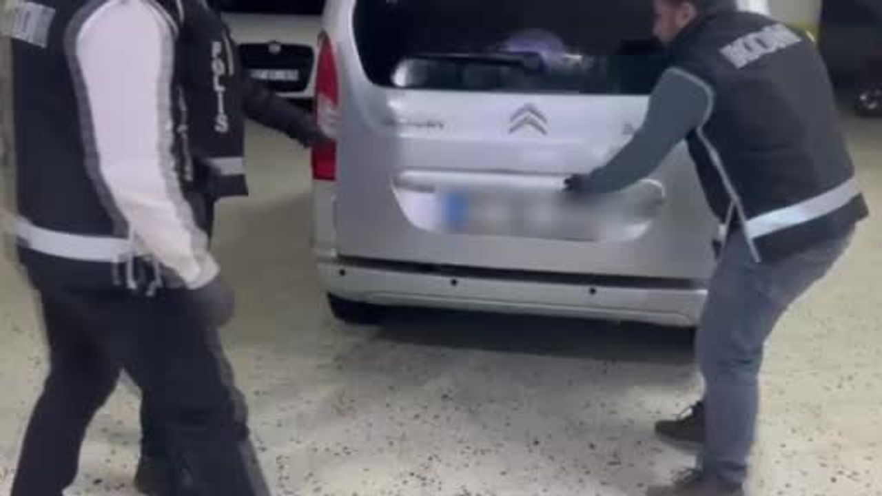 Sinop'ta yılbaşı öncesi kaçakçılık operasyonu: 106 şişe sahte içki ve tütün ürünleri ele geçirildi