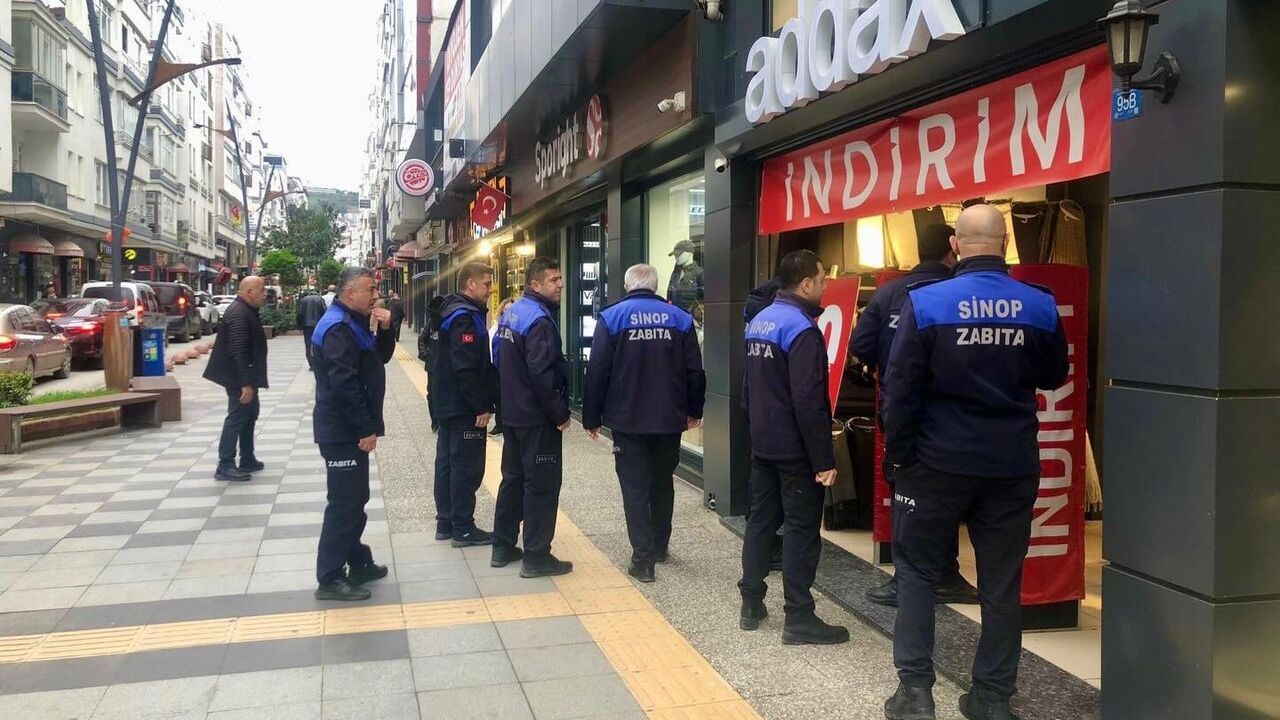 Sinop'ta zabıta kaldırım işgallerine yönelik denetim: Sakarya Caddesi'nde müdahale