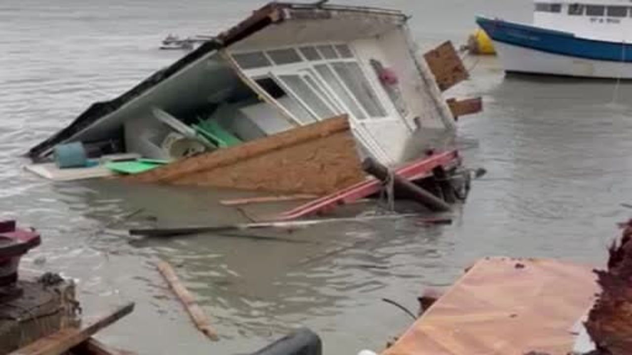 Sinop Türkeli'de Şiddetli Fırtına Helaldı Limanı'nda Balıkçı Barınağına Zarar Verdi