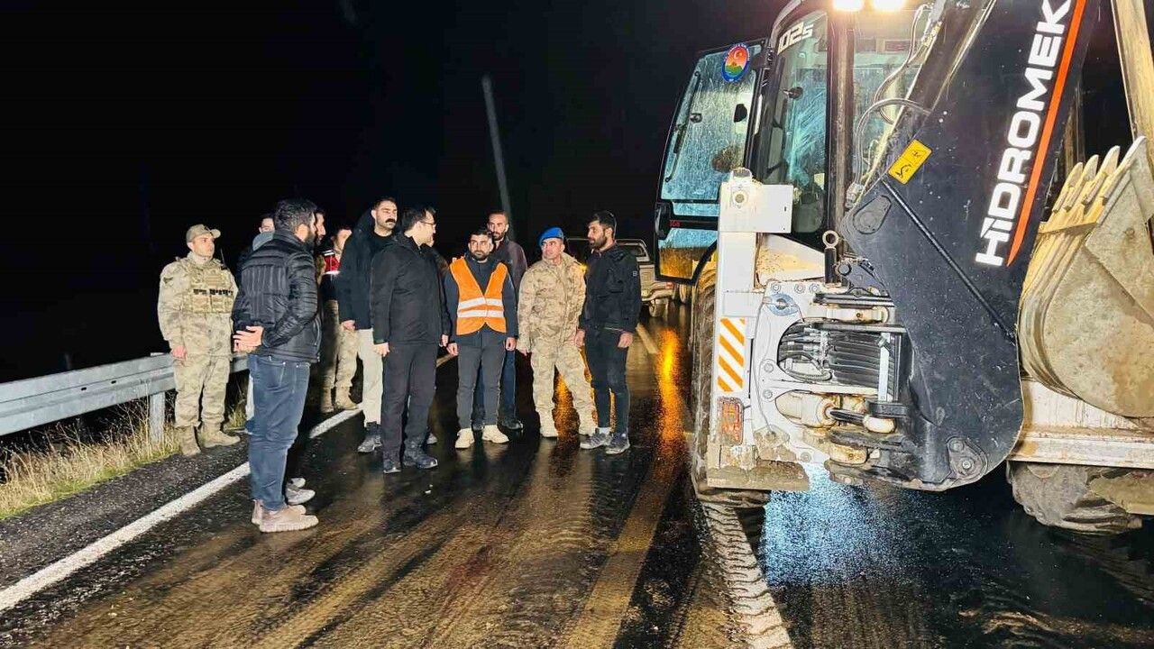 Şırnak Beytüşşebap'ta yol açma çalışmasında kaya düşmesi: Kaymakam ve ekipler tehlike atlattı