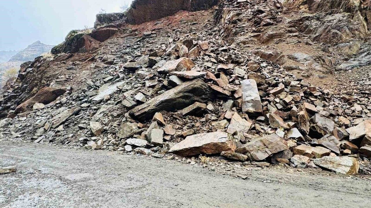 Şırnak-Beytüşşebap yolunda sağanak sonrası kaya düşmesi ulaşımı kesti