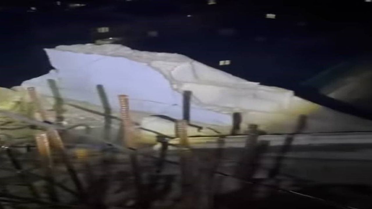 Şırnak Kumçatı'da 7 katlı apartmanın çatı katına yıldırım isabet etti