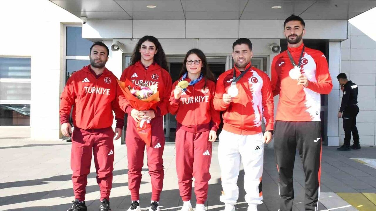 Şırnak'ta Avrupa ve Dünya Madalyalı Sporculara Coşkulu Karşılama
