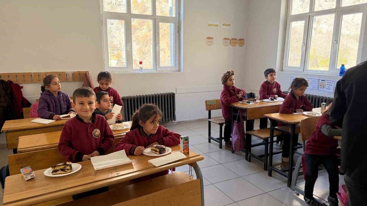 Şırnak'ta Beytüşşebap ve Uludere öğrencilerine hayırseverden pasta sürprizi