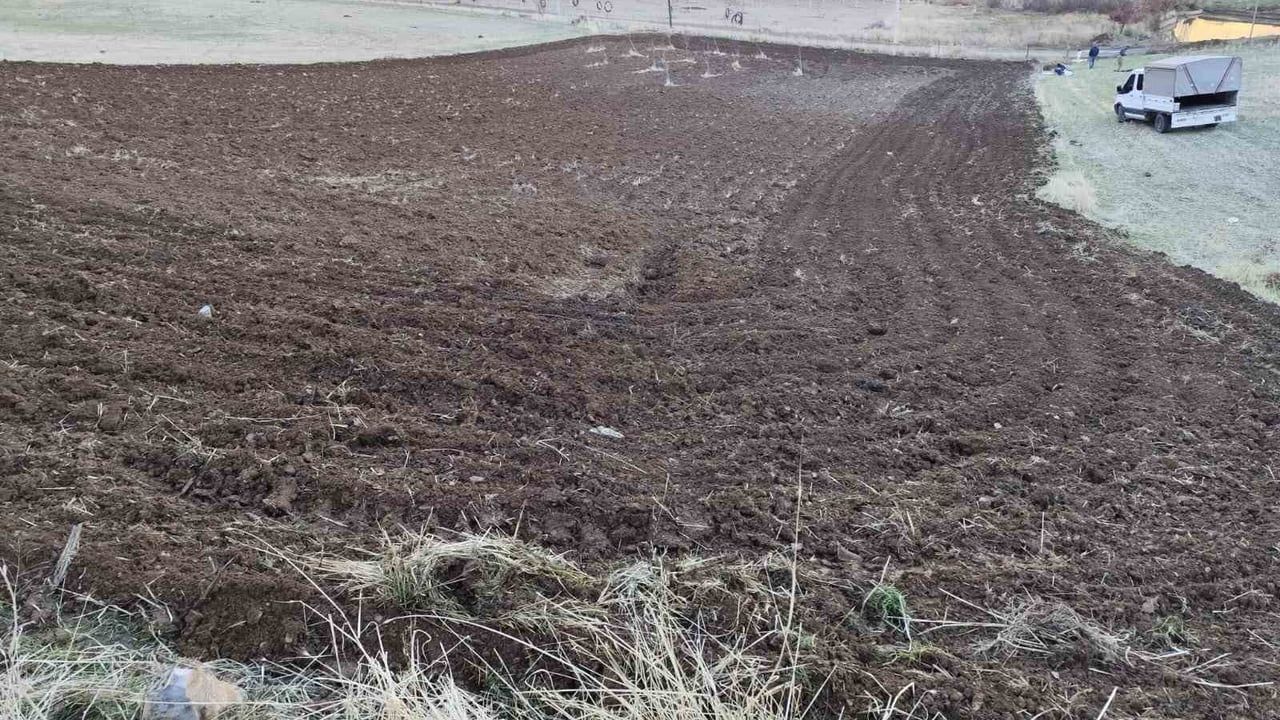 Şırnak’ta çiftçiler kar yağmadan tarlalarına arpa ekiyor